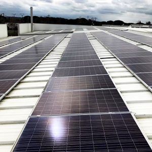 Instalacao-paineis-solares-fotovoltaicos-em-chapa-300x300